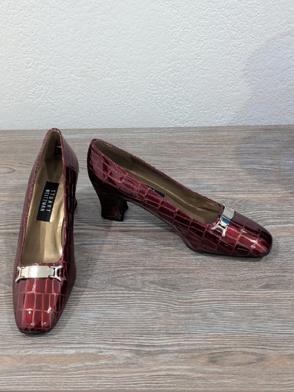 New Stuart Weitzman Patent Leather Oxblood Red Croc Embossed Pumps Shoes 9.5